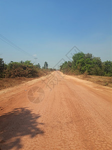 热带红色尘土之路 穿越自然景观的漫长和直通图片