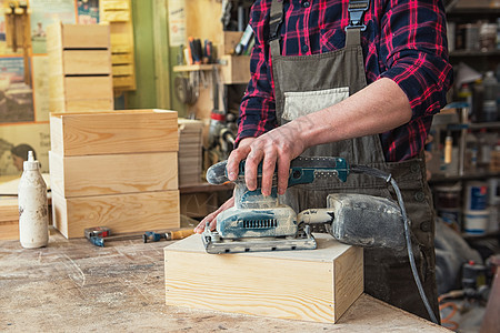 工人研磨木箱抛光电气木制品木材木匠铺家务男人控制板工具建设者图片