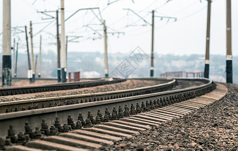 旧铁路铁路和带铁线的电线杆运输火车金属车站电线铁轨小路旅行枕木天空图片