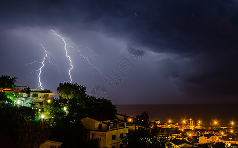 闪耀在海面上戏剧性罢工电气全景风暴力量场景螺栓天气雷雨图片