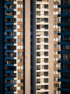 阳光明媚的大地上住宅高层塔楼的立面住房城市玻璃建筑学高楼露台窗户阳台建筑角落图片