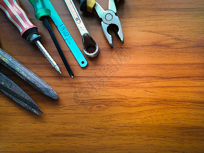 修理工具放在褐色黄黄色的桌子上公用事业金属木工锤子木匠建造磁带木头作坊扳手图片
