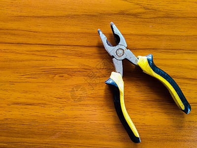 修理工具放在褐色黄黄色的桌子上公用事业团体维修机械硬件木头建造木工螺丝刀工作图片
