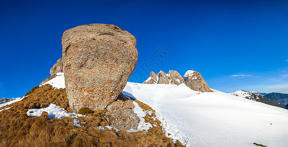 寒冬与来自雪库克斯山峰的岩石环观全景图片