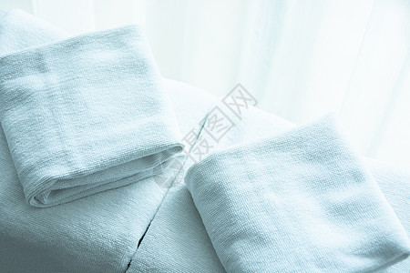 白色床垫布上的白毛巾 清晨轻柔的光线图片