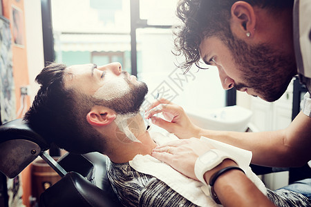 剃胡须的传统传统修饰仪式男性客户刀具剃刀理发师潮人男人工作理发店胡子图片