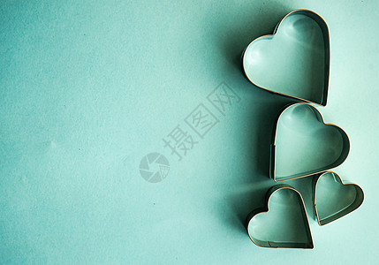 圣情人日卡概念烹饪桌子糕点刀具绿色厨房食物蓝色木板心形图片
