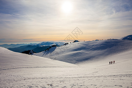 清晨在雪库克斯山的深冬 探寻着银幕的光环山脉顶峰旅游日落远足岩层环境场景旅行树木图片