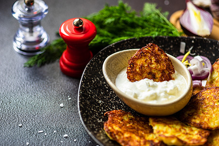 传统的乌鲁拉尼菜草本植物土豆乡村心情桌子食物石头盘子餐巾毛巾图片