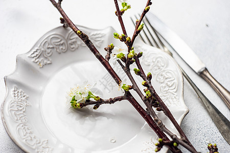 盛开樱花的春桌桌面设置桌子服务银器制品盘子餐具乡村树叶图片