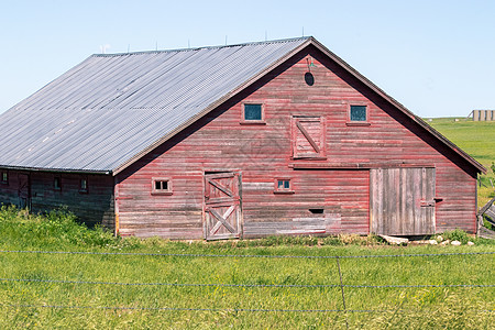 草地上的旧谷仓乐趣场地幸福技术牧场植物农场小屋绿色天空图片