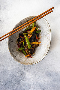 美味的亚洲菜菜盘柠檬陶瓷香料蔬菜茄子洋葱盘子筷子制品炒锅图片