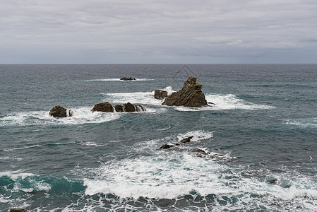 观察波浪和悬崖 靠近海洋海滩海岸热带沿海冲浪者支撑火山海岸线山脉图片
