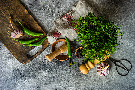 配有药草的烹饪概念胡椒百里香毛巾石头蔬菜食谱胡椒子桌子厨房香料图片