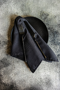 带餐具套餐具的最小化概念水泥盘子灰色刀具餐巾勺子环境乡村石头食物图片