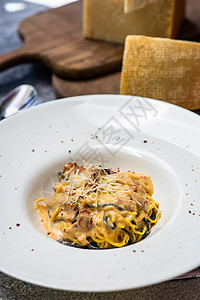 意大利自制意大利面条和海鲜乡村灰色章鱼食谱餐饮餐巾食物石头桌子美食图片