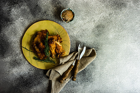 鸡肉加迷香药乡村食物盘子银器迷迭香油炸鸡腿烹饪香料桌子图片