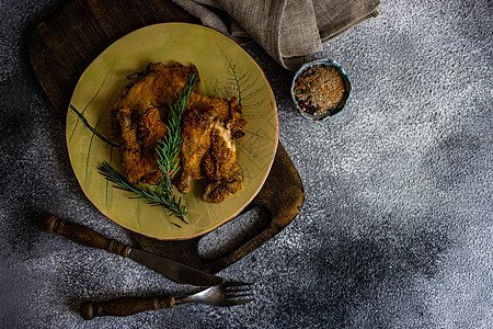 鸡肉加迷香药翅膀食物陶瓷灰色烹饪鸡腿砧板油炸银器盘子图片