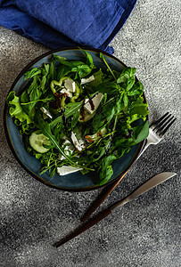 吃绿食绿色概念沙拉盘子种子香菜沙拉叶蔬菜陶瓷菠菜草本植物木板图片