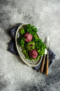 传统格罗吉亚鱼沙拉香料菠菜盘子石榴桌子美食食物乡村树叶图片