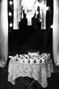 新婚夫妇结婚时的婚礼蛋糕裙子巧克力花朵奢华紫色玫瑰庆典仪式甜点桌子图片