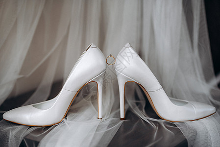 新娘的新婚鞋 美丽的时装魅力珠光花束奢华幸福婚礼女性仪式宝气配饰背景图片