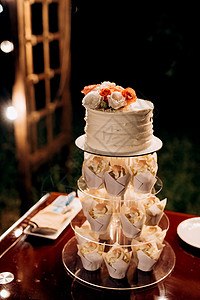 新婚夫妇结婚时的婚礼蛋糕庆典奢华奶油食物女士花朵甜点紫色婚姻夫妻图片