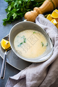 传统的格罗吉亚鸡汤液体柠檬勺子草药乡村盘子洋葱午餐陶瓷饮食图片
