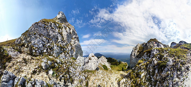 皮亚特拉马雷山夏季日落高峰的全景图片