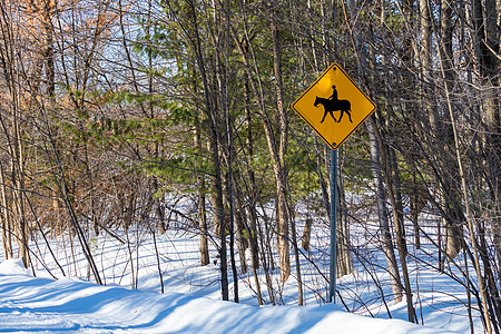 冬季农村公路上的马背十字标志高清图片
