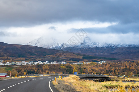 冰岛北部最大的城市阿库雷里(Akureyri) 在秋天雪盖山前图片