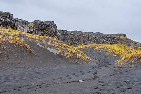 冰岛大陆间黑沙形成沙丘的桥梁;在冰岛图片