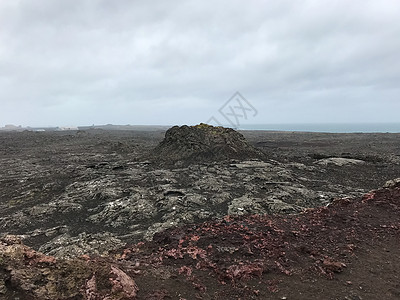 形成小火山的红和灰红色冰岛火山岩各大洲之间的桥梁;在图片