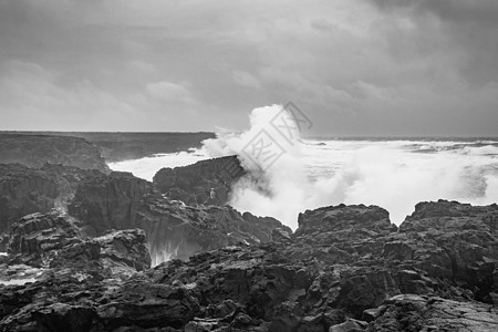 冰冰岛的布里姆克蒂尔熔岩岩池巨浪 以黑白和黑白形式冲击黑金山海岸图片