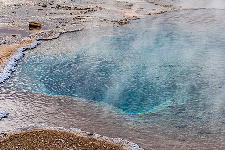 冰岛的Geysir金球圈 在地热池中深蓝水图片