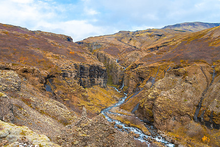 冰岛的格莱穆尔瀑布 倒在落脚后 横跨多彩的秋天风景图片