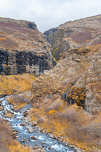Glymur冰岛峡谷瀑布的瀑布 倒塌 横扫秋天地貌图片