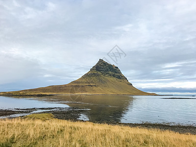 Kirkjufell 冰岛著名的山峰 在云天时在湖中反射图片