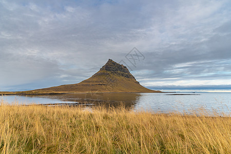 Kirkjufell 冰岛著名的山峰 在暴风日反射在湖中图片