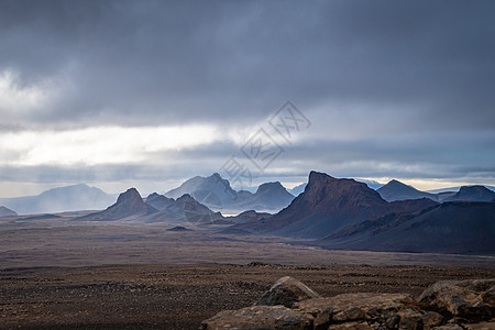 Langjokull冰川史诗山峰 在乌云下 日光细小的阴云下图片