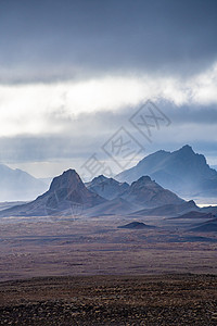 Langjokull冰川在乌云下闪耀的山峰图片