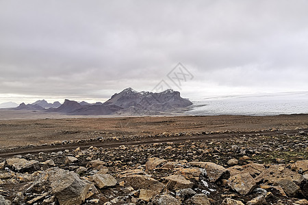 Langjokull冰川对秃头岩石的观察 向最震撼的山峰旁边的冰巨石图片