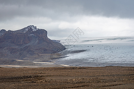 Langjokull冰川对白冰巨人秃头岩石的观察图片