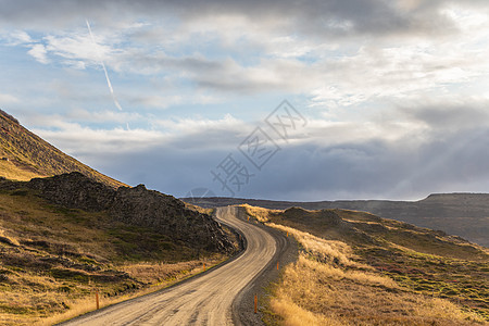 西冰原冰岛泥土路的公路 在美丽的阳光下沿亚特兰地海岸顺风图片