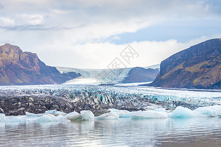 冰冰川 在冰岛蓝色和灰色的冰层 融化到冰川湖中图片
