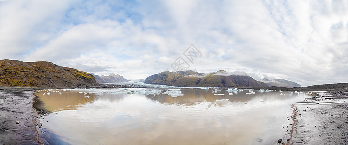 冰岛的冰川 冰川湖冰河流环绕四周漂浮的全景图片