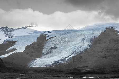 冰岛的冰川 黑色和白色的冰层 蓝色口音彩色冰图片