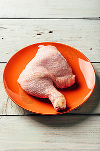 橙色板上的鸡腿小吃厨房家禽木板午餐美食肉鸡母鸡火鸡屠夫图片
