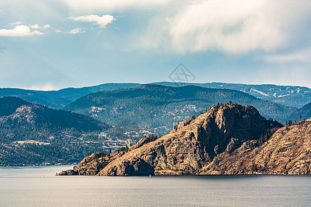 不列颠哥伦比亚省湖上岩石坡的风景图片