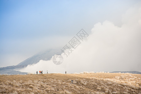 阿苏火山日本熊本的美南阿索景观火山高原公园沙漠旅游火山岩松树蓝色荒野土地背景